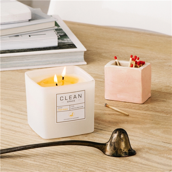 Clean Space Fresh Linens Scented Candle (Billede 3 af 3)