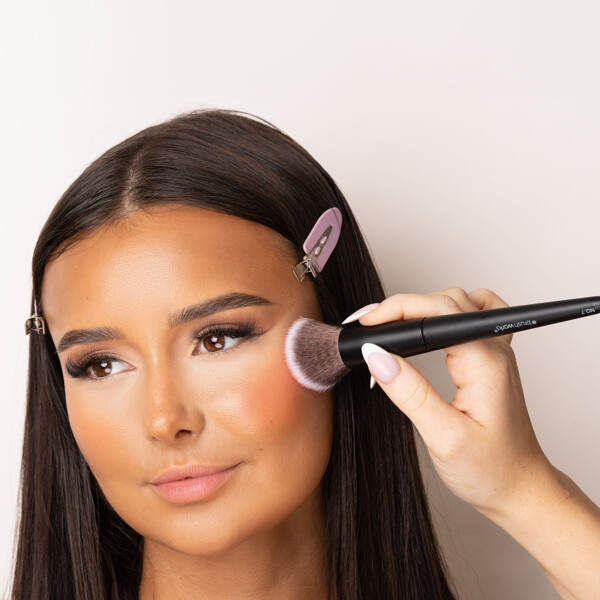 Brushworks No. 7 Angled Blush Brush (Billede 9 af 9)