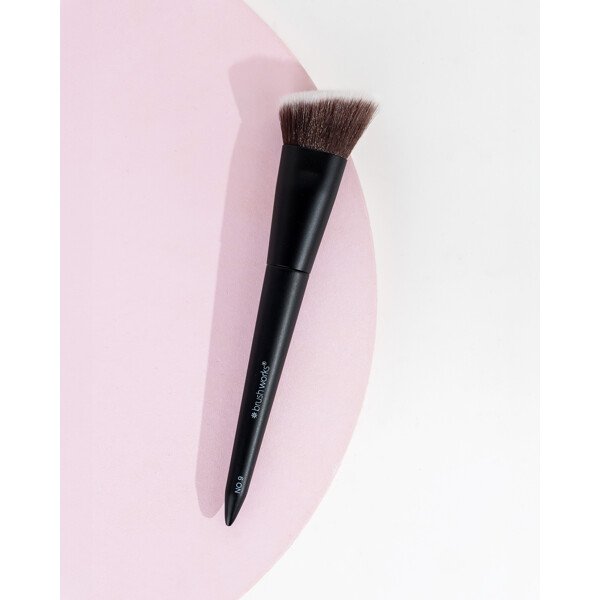 Brushworks No. 9 Angled Flat Foundation Brush (Billede 5 af 11)