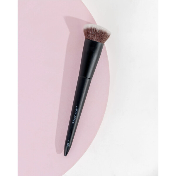 Brushworks No. 11 Flat Top Contour Brush (Billede 5 af 8)