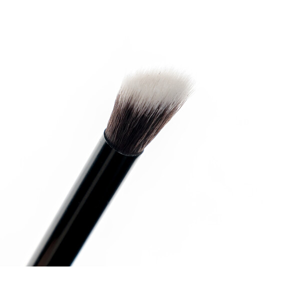 Brushworks No. 15 Angled Blending Eye Brush (Billede 4 af 8)