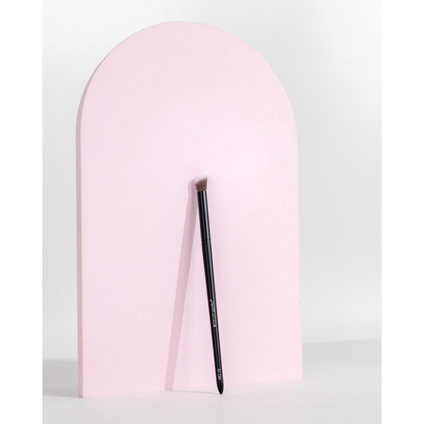 Brushworks No. 15 Angled Blending Eye Brush (Billede 5 af 8)