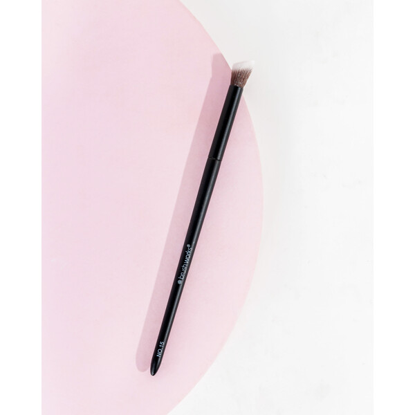 Brushworks No. 15 Angled Blending Eye Brush (Billede 6 af 8)