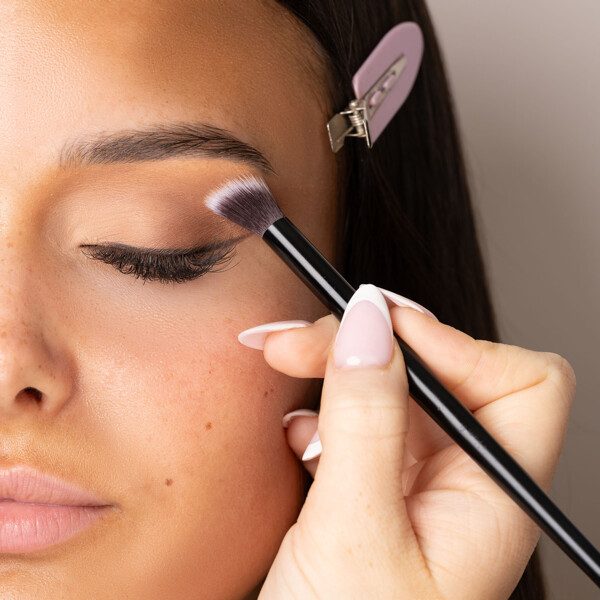 Brushworks No. 15 Angled Blending Eye Brush (Billede 8 af 8)