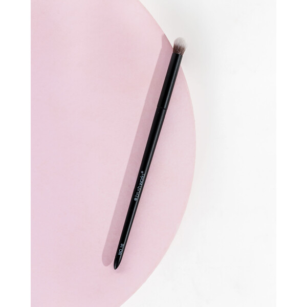 Brushworks No. 16 Tapered Blending Eye Brush (Billede 5 af 7)