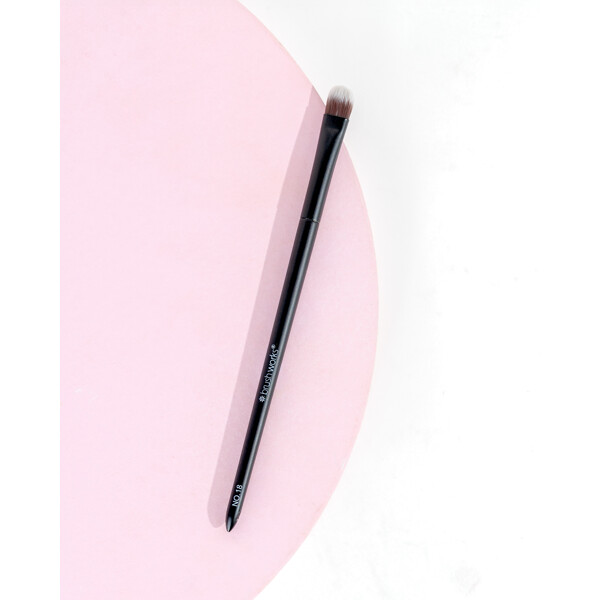 Brushworks No. 18 Flat Eye Brush (Billede 5 af 9)