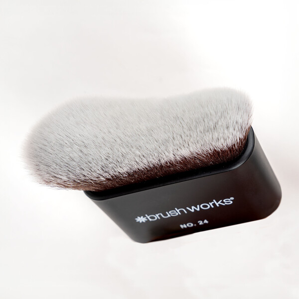 Brushworks No. 24 Blending Face & Body Brush (Billede 4 af 8)