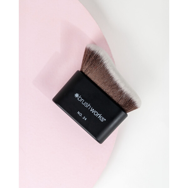Brushworks No. 24 Blending Face & Body Brush (Billede 5 af 8)