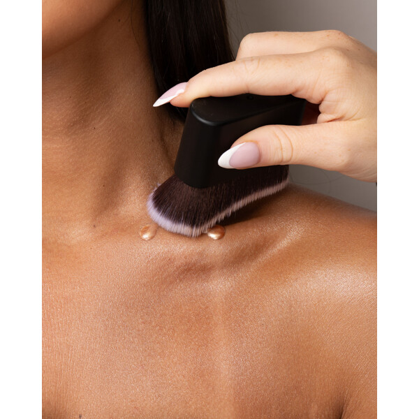 Brushworks No. 24 Blending Face & Body Brush (Billede 7 af 8)