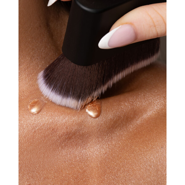 Brushworks No. 24 Blending Face & Body Brush (Billede 8 af 8)