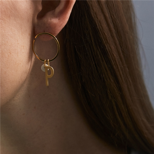 Design Letters Earring Hoops 24 mm Gold (Billede 3 af 3)