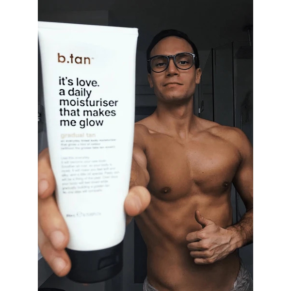 It's Love. A Daily Moisturizer Gradual Tan Lotion (Billede 4 af 5)
