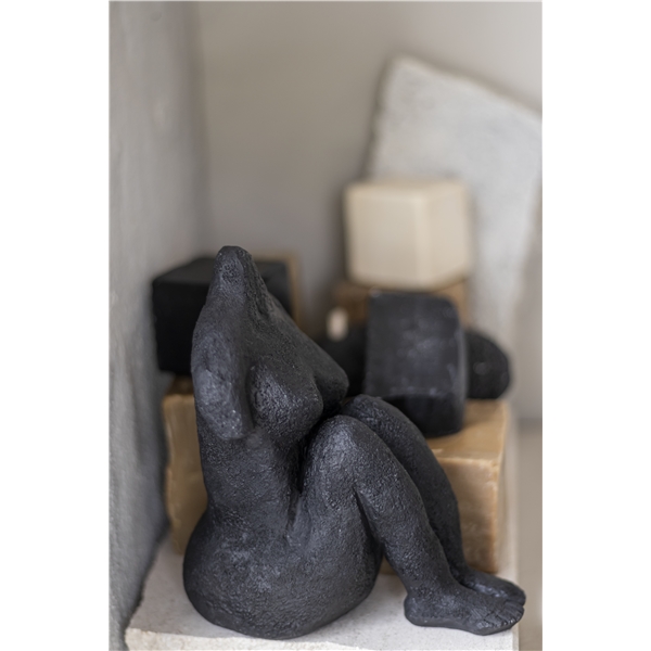 ART PIECE Siddende Kvinde 14 cm (Billede 3 af 5)
