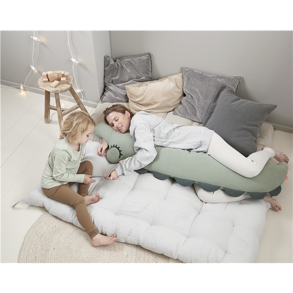 Done By Deer Comfy Body Pillow Croco (Billede 5 af 5)
