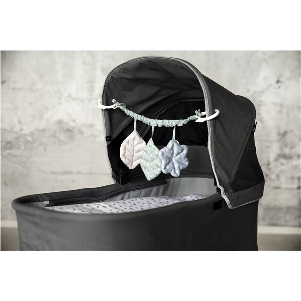 Villig Inspiration Antologi Vinter & Bloom Nordic Leaf Barnevognskæde - Barnevogn-tilbehør - Vinter & Bloom | Shopping4net Villig Inspiration Antologi Vinter & Bloom Nordic Leaf Barnevognskæde - Barnevogn-tilbehør - Vinter & Bloom | Shopping4net